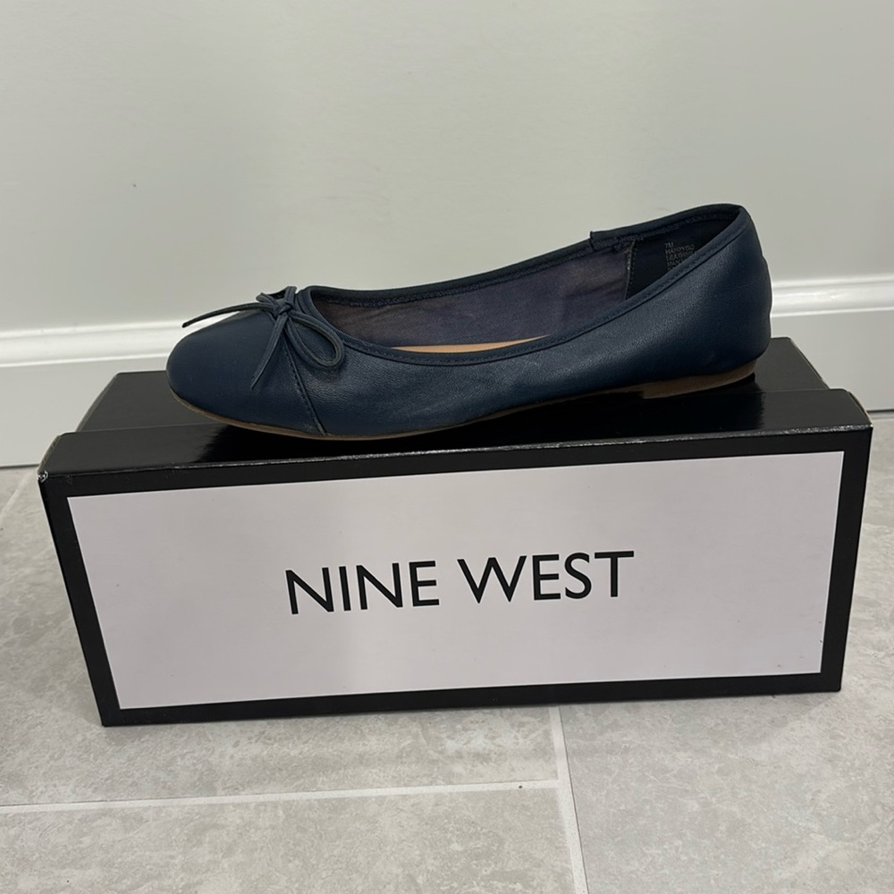 Nine West Women’s size 7 navy flats